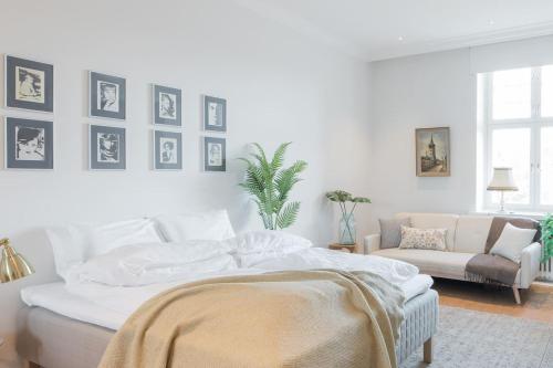 Postel nebo postele na pokoji v ubytování Luxury Penthouse, Sauna, Balcony, AirCon