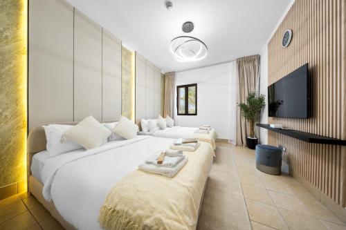 Ένα ή περισσότερα κρεβάτια σε δωμάτιο στο Full Burj View - Souk vibe one-bedroom apartment