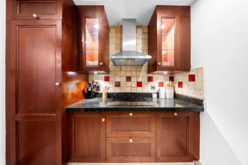 Η κουζίνα ή μικρή κουζίνα στο Full Burj View - Souk vibe one-bedroom apartment