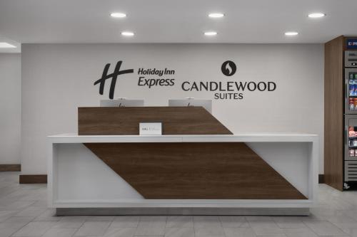 Un mostrador en una tienda con un cartel en la pared. en Holiday Inn Express Baltimore - BWI Airport NE by IHG, en Baltimore