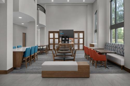 Χώρος καθιστικού στο Holiday Inn Express Baltimore - BWI Airport NE by IHG