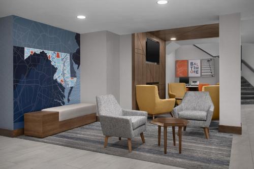 una sala de espera con sillas y un mapa en la pared en Holiday Inn Express Baltimore - BWI Airport NE by IHG, en Baltimore