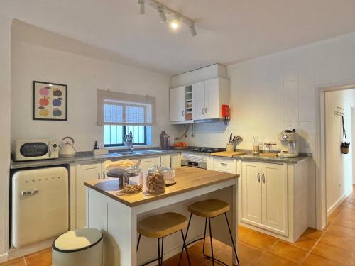 Η κουζίνα ή μικρή κουζίνα στο Pijamas House 2