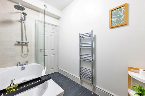Ένα μπάνιο στο The Ground Floor Getaway with Free Parking