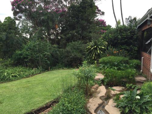 a backyard with a lawn and a garden at Le Residence de Josephine in Kloof
