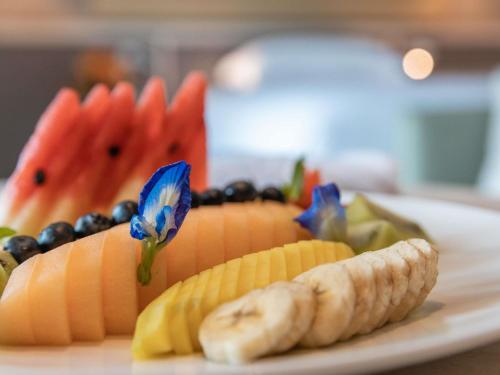 カルタヘナ・デ・インディアスにあるSofitel Barú Cartagenaのテーブルの上の果物と野菜の皿