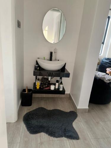 ein Badezimmer mit Waschbecken und Spiegel in der Unterkunft Kitisuru Zen Stay in Gatunga