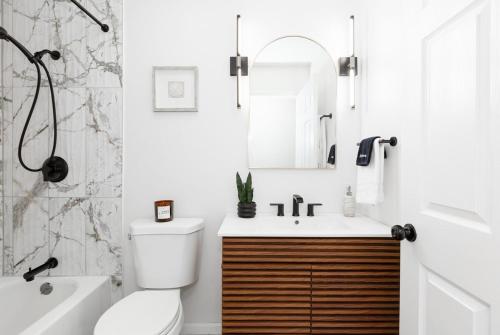 ロンバードにあるGrand Retreat 5Brs Game Roomのトイレ、洗面台、鏡のあるバスルーム