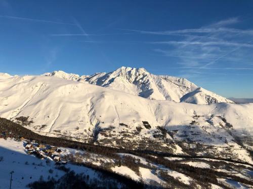 Vue générale sur la montagne ou vue sur la montagne depuis l'appartement