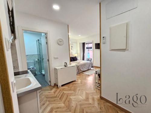 een badkamer met een wastafel en een bed in een kamer bij Estudio con Wifi y AC en Centro Sol y Gran via in Madrid