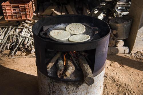 een grill met wat eten erop bij Casa Alma, Nature Escape with River, Trails and Views in San Rafael