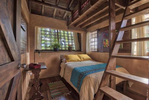een kleine slaapkamer met een bed en een raam bij Casa Alma, Nature Escape with River, Trails and Views in San Rafael