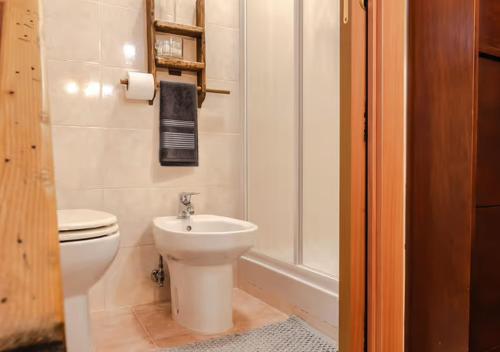 a bathroom with a toilet and a sink and a shower at La casa degli esposti in Anghiari