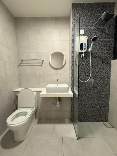 Ένα μπάνιο στο The Shore by AEM RESIDENCES