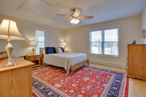 Ένα ή περισσότερα κρεβάτια σε δωμάτιο στο Peaceful and Convenient Country Retreat in Lexington