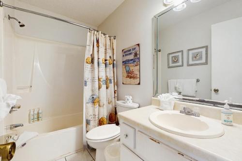 un bagno con lavandino, WC e doccia di Horizon South 23D a Panama City Beach