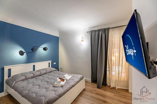 a bedroom with a bed and a blue wall at paleocapa 6 bilocale in Savona