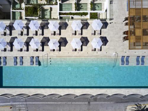 - une vue sur la piscine dans l'établissement NIKO Seaside Resort MGallery, à Agios Nikolaos