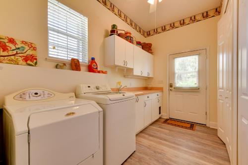 Η κουζίνα ή μικρή κουζίνα στο Waterfront Lake Placid Home with Private Dock!
