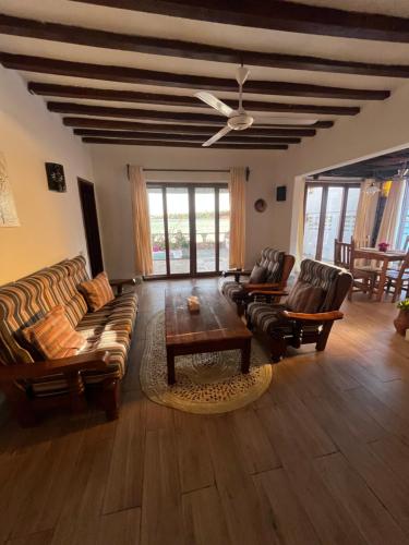 Ruang duduk di Malcom Ocean View Retreat