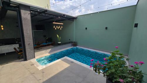 una piscina en medio de una casa en CASA HOTEL PIRACICABA, en Piracicaba