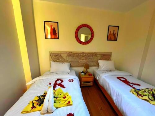 Postel nebo postele na pokoji v ubytování Haven Pyramids View