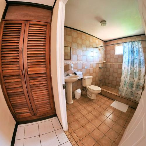 トゥリアルバにあるHotel Geliwaのトイレと洗面台付きのバスルーム