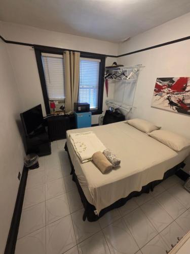 a bedroom with a bed and a chair in it at Woodside room in Sunnyside