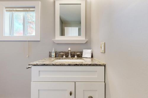 un baño con lavabo y espejo en Four Seasons Lakehouse, en Franklin