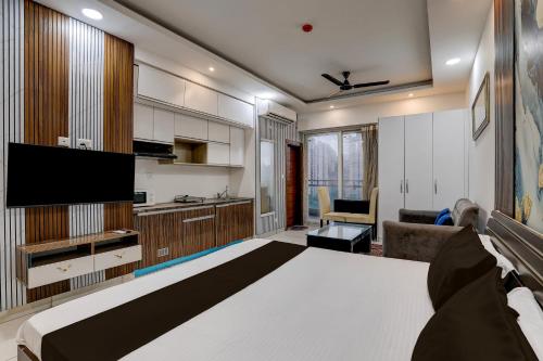 ein Wohnzimmer mit einem großen Bett und einem TV in der Unterkunft HOTEL O ZOOM LUXURY STAY in Lonavla