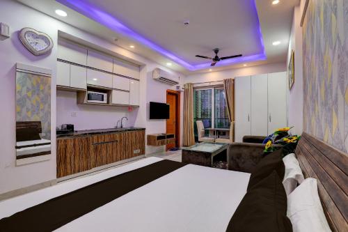 ein Wohnzimmer mit Couch und Küche in der Unterkunft HOTEL O ZOOM LUXURY STAY in Lonavla