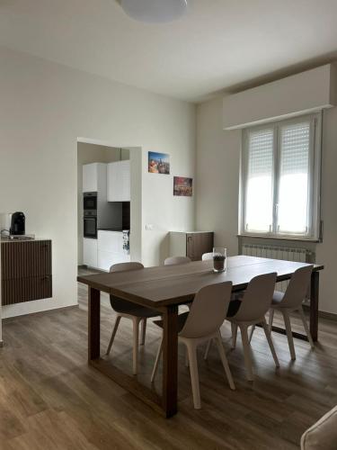 een eettafel en stoelen in een kamer bij La Casa Del Viaggiatore in Grassobbio