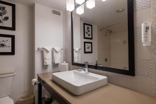 Un baño de Country Inn & Suites by Radisson, Seattle-Bothell, WA