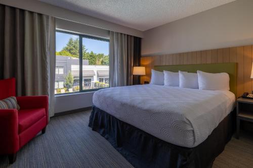 Una cama o camas en una habitación de Country Inn & Suites by Radisson, Seattle-Bothell, WA