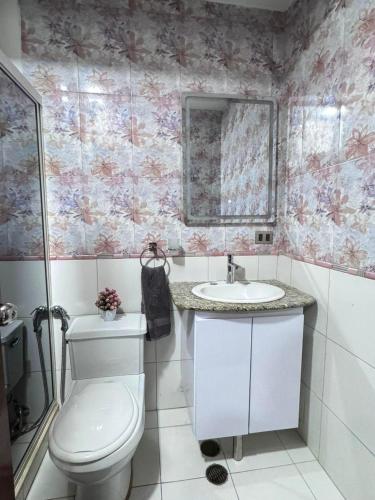 un baño con inodoro y lavabo en Entire home in Lechería, Venezuela, en El Morro de Barcelona
