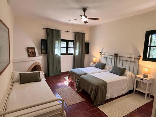 Ένα ή περισσότερα κρεβάτια σε δωμάτιο στο Casa rural Cortijo el Chamorro