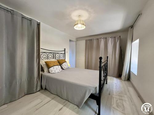 un dormitorio con una cama en una habitación en Sous les etoiles, en Canet d'Aude