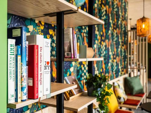 a book shelf with books on top of it at greet Brussels Airport Zaventem in Zaventem