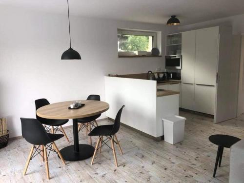 een keuken met een tafel en stoelen in een kamer bij Chalet Dolní Morava in Dolní Morava