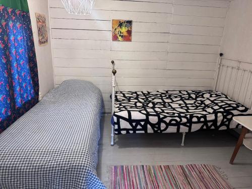 a bedroom with two twin beds in a room at Mummon mökki in Mäntylahti