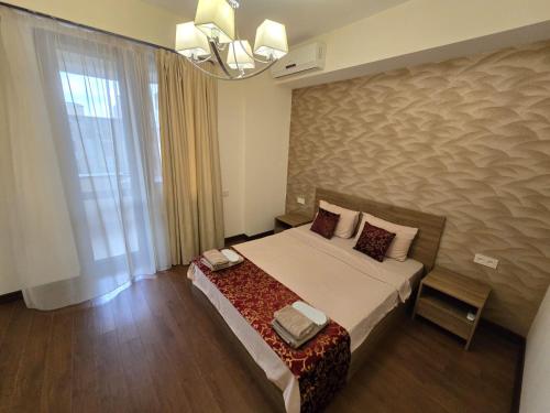 エレバンにあるYour Yerevan Homeの大きなベッドと窓のある寝室