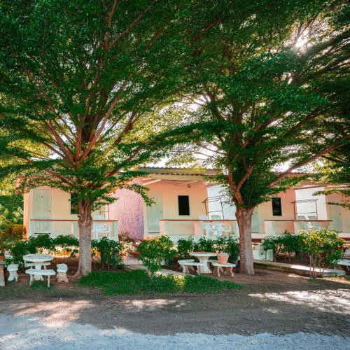 Κήπος έξω από το บ้านพักหน้าหาดชะอำใต้