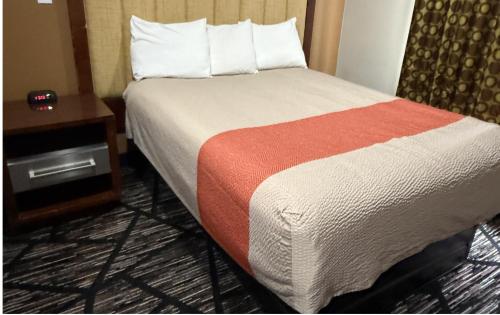 Postel nebo postele na pokoji v ubytování TownHouse Extended Stay Hotel Downtown