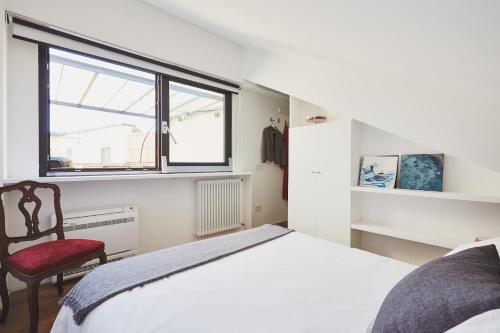 Postel nebo postele na pokoji v ubytování Luxury attic with jacuzzi in Navigli