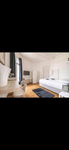 Ένα ή περισσότερα κρεβάτια σε δωμάτιο στο Cathédrale Room's Champagne