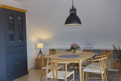 une salle à manger avec une table et des chaises dans l'établissement Inselblume 34 - Ferienwohnung mit Loggia, à Burg