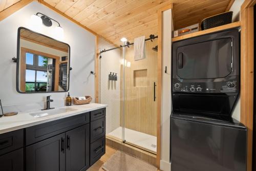 Bilik mandi di Alpine A-Frame at Calm Ridge Treehouses