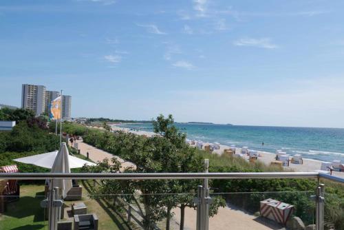 a view of the beach from a balcony at Inselblume 01 - Ferienwohnung mit Meerblick und Balkon am Südstrand in Burgtiefe auf Fehmarn 