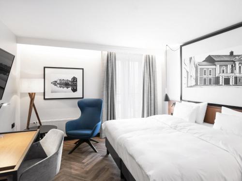 Un pat sau paturi într-o cameră la MERCURE KLAIPEDA CITY HOTEL, Meetings, Events, Restaurant & Bar - Accor Group, Pet Stay FREE