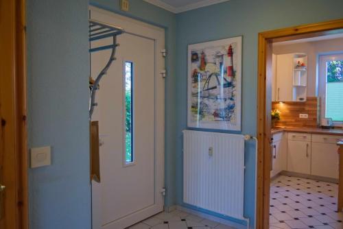 une cuisine avec une porte s'ouvrant sur une cuisine avec dans l'établissement Inselblume 15 - Ferienwohnung mit Garten, in absoluter Ruhe, à Neue Tiefe Fehmarn